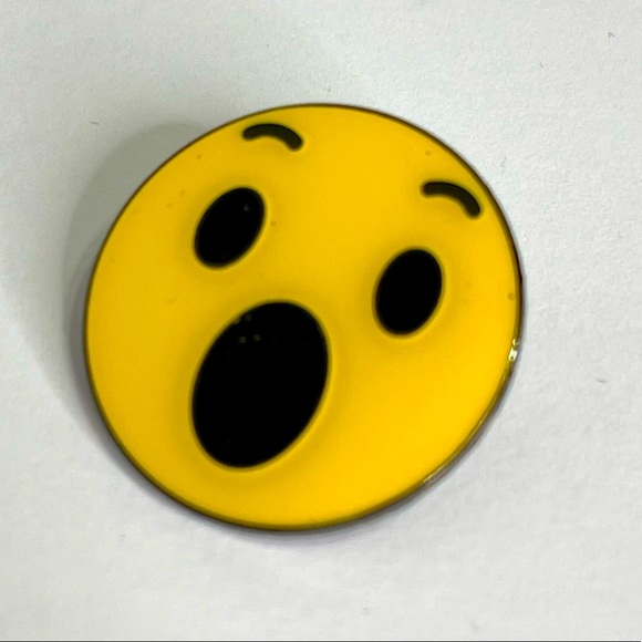 Emoji pins lot Smily Face Heart Instagram Set of 4 New - Picture 5 of 7